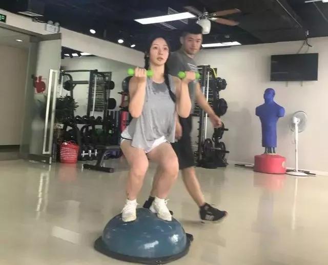 女明星半夜健身_通宵健身女子_健身的女明星